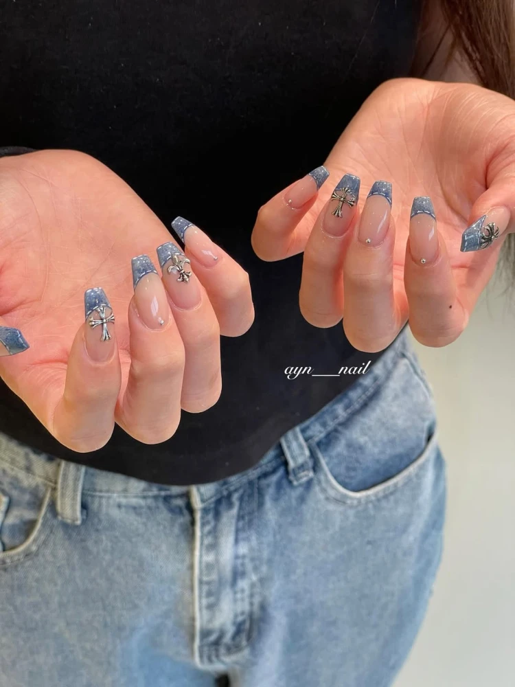 Джинсовий манікюр 