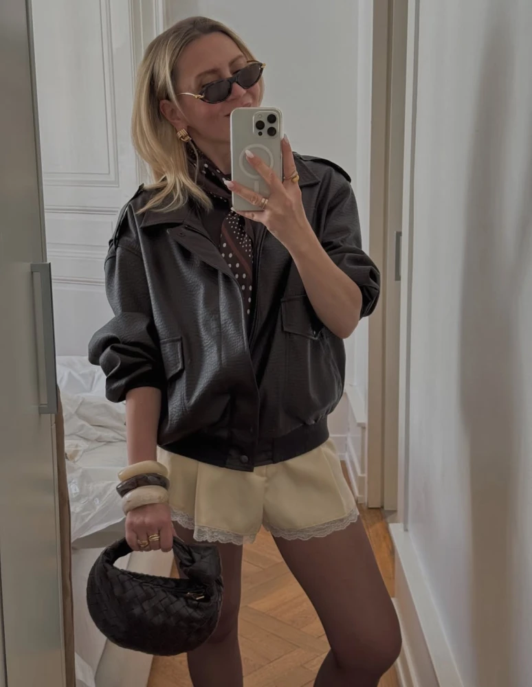 Образи з атласними шортами