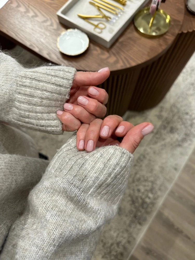 Молочний манікюр 