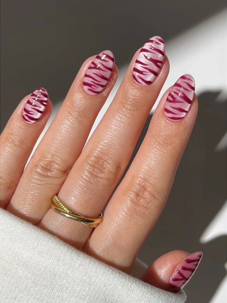 Cat eye nails