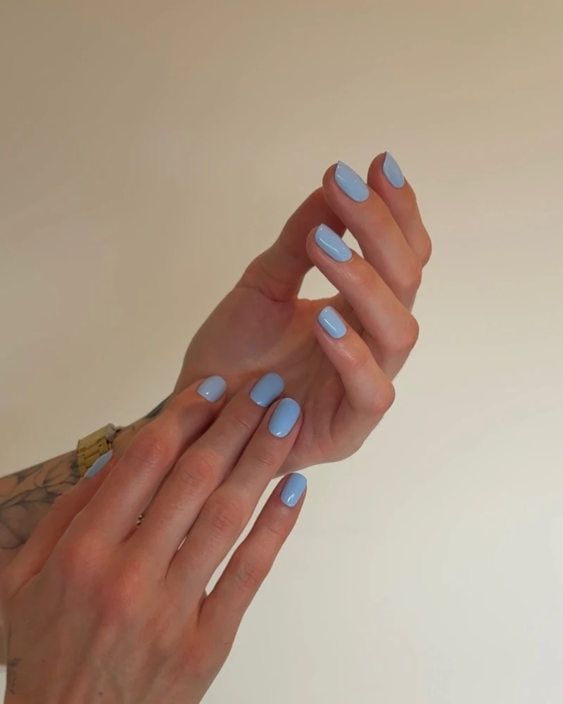 блакитний манікюр