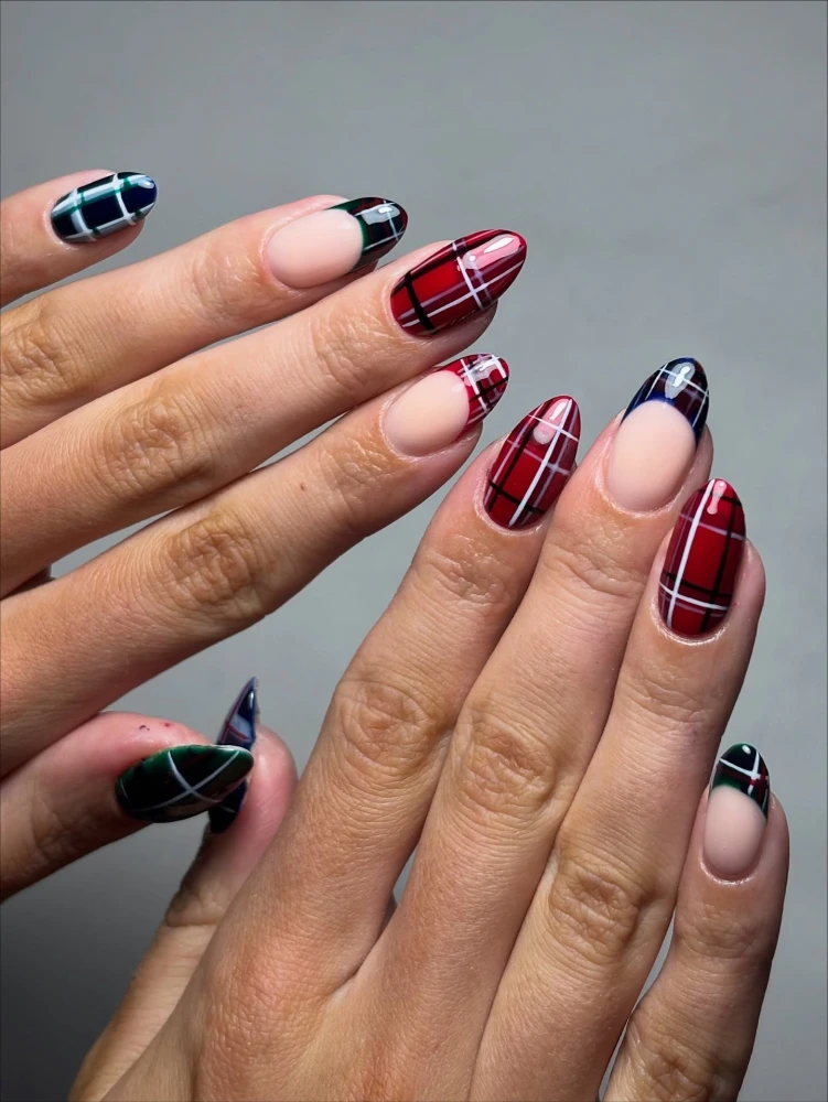 Plaid nails