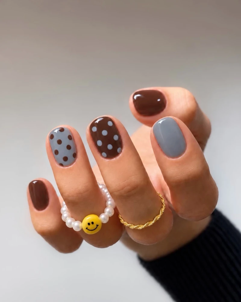 Polka dot nails 