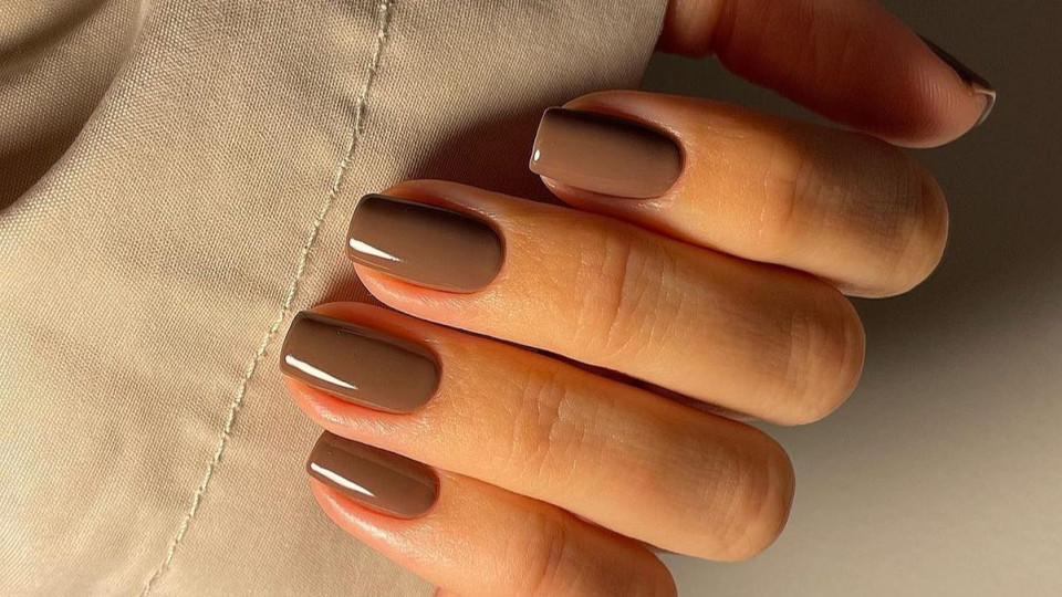 Mocha Mousse nails: трендові варіанти манікюру в головному кольорі 2025 року