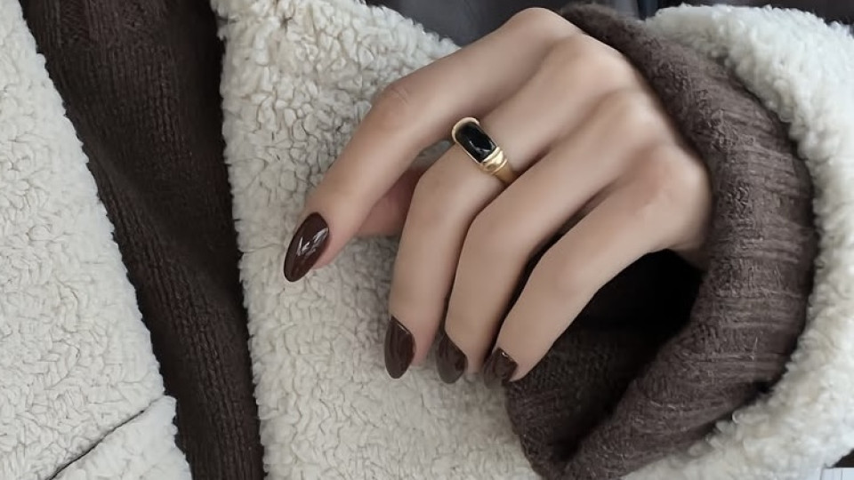 Який манікюр у темних кольорах обрати восени 2025 року