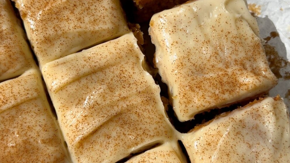 Рецепт яблучних блонді з корицею та кленово-сирним кремом, які підкорили TikTok