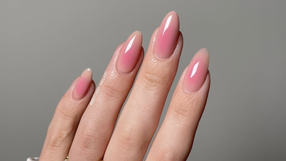 Найкрасивіші варіанти трендового манікюру з аурою на осінь-2025