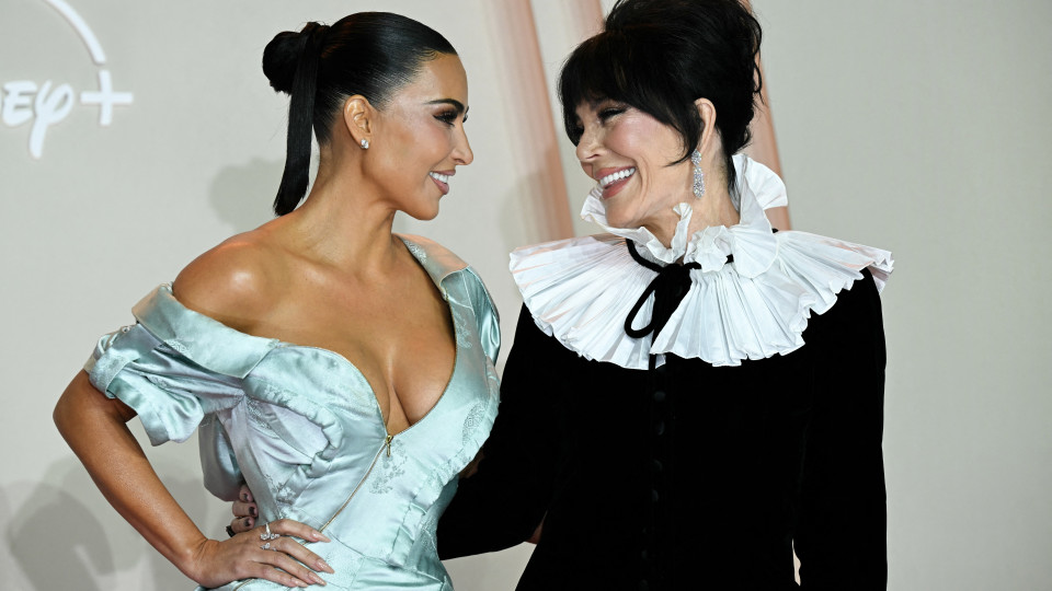 Кріс Дженнер продемонструвала вбрання у трендовому драматичному стилі осені-2025