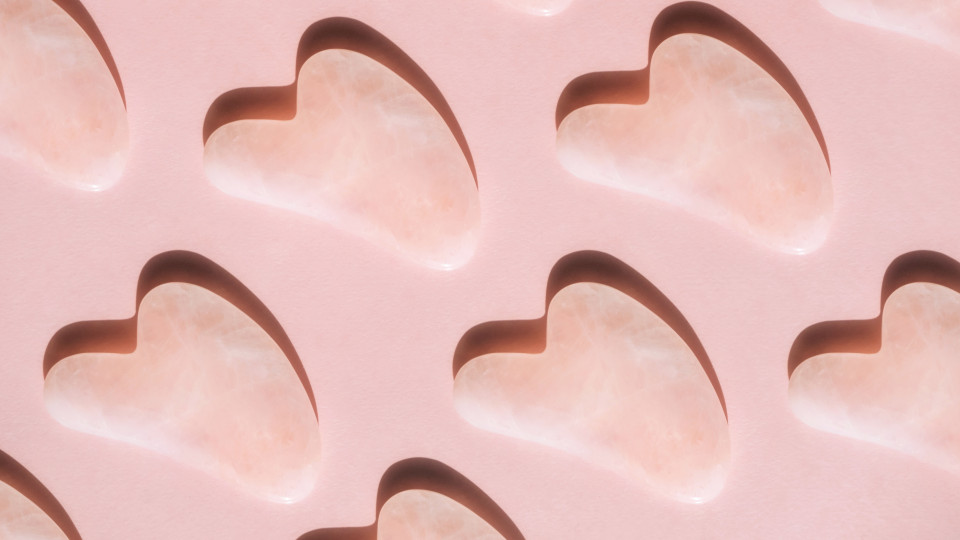 Чому масаж обличчя плиткою ґуа ша може провокувати висипи — і як цьому запобігти