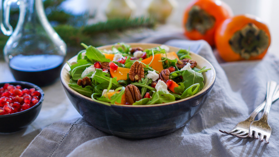 Смак осені: готуємо сезонний салат із хурмою, сиром фета та горіхами