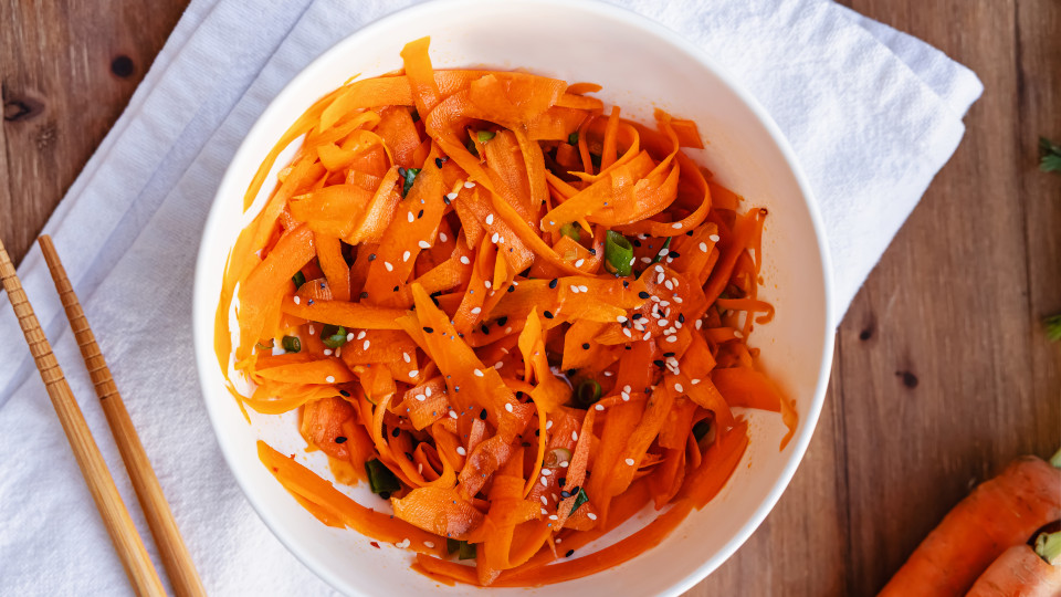 Новий б’юті-хіт TikTok: «ретиноловий» салат, який додає шкірі сяйва