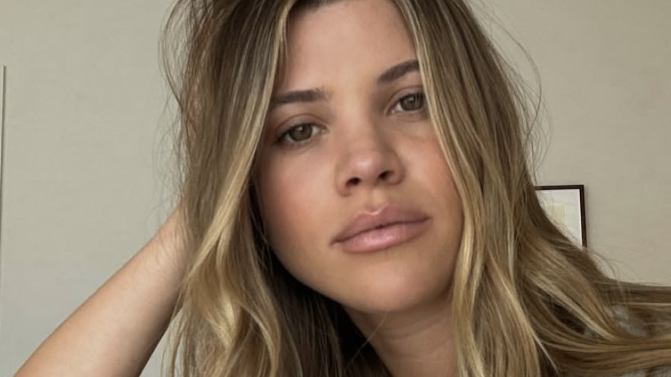 Чому ми несвідомо торкаємося обличчя — і як позбутися цієї звички