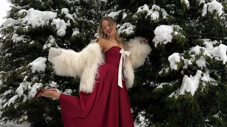 Як стилізувати червоні сукні на свята