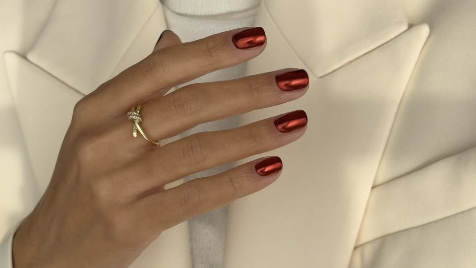 Розкішні варіанти манікюру з металевим ефектом на зиму-2026