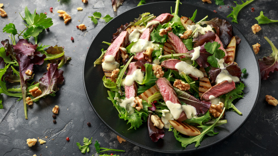 3 смачні салати з вау-ефектом, які прикрасять твій новорічний стіл