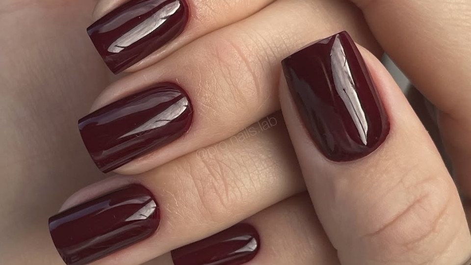 Розкішні ідеї манікюру в темних кольорах на зиму-2026