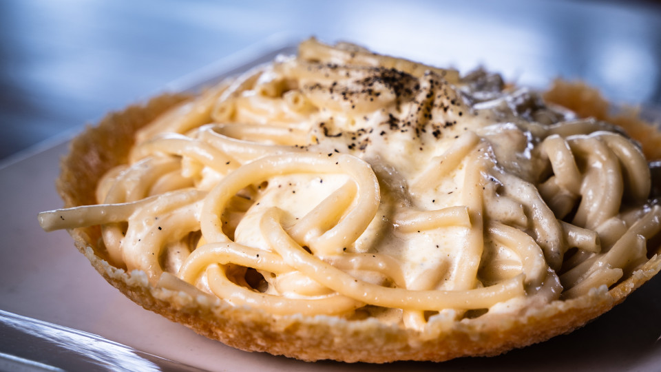 Рецепт качо е пепе, який підкорив Instagram: готуємо традиційну римську пасту із сиром та чорним перцем 