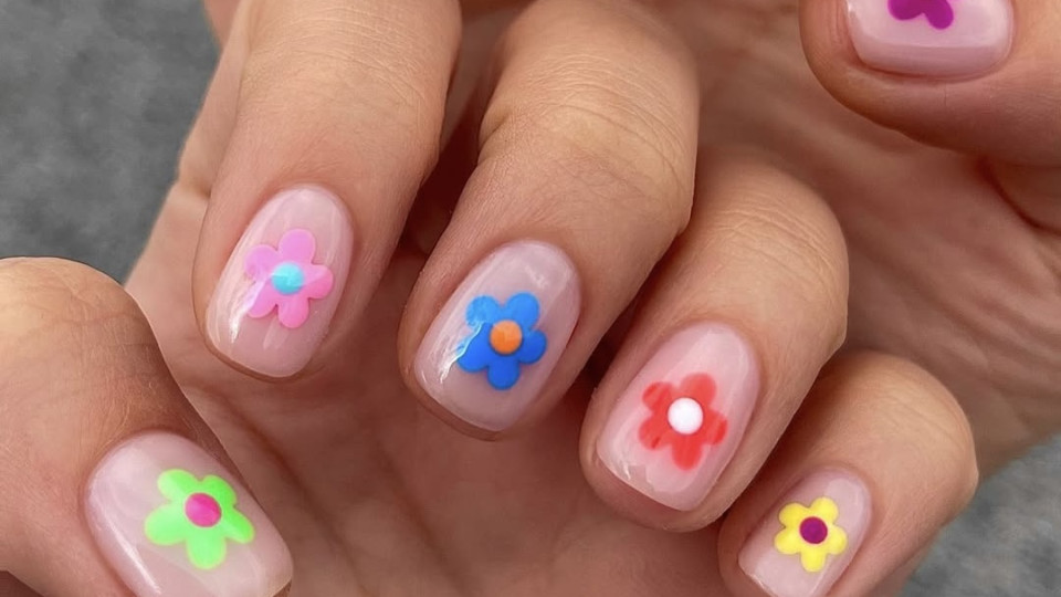 Яскраві ідеї «дофамінового манікюру» на весну-2026