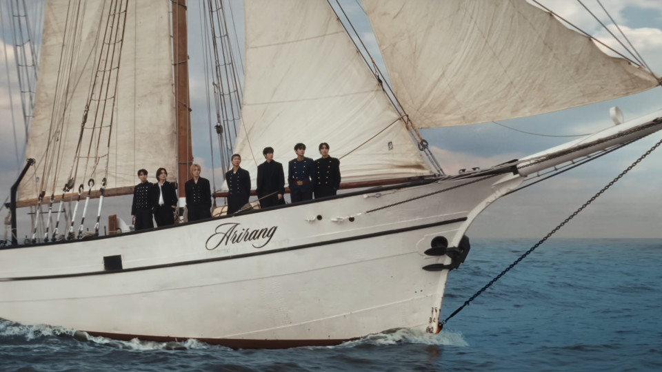 Дивимося кліп SWIM, який українка Таню Муіньо зняла для південнокорейського гурту BTS