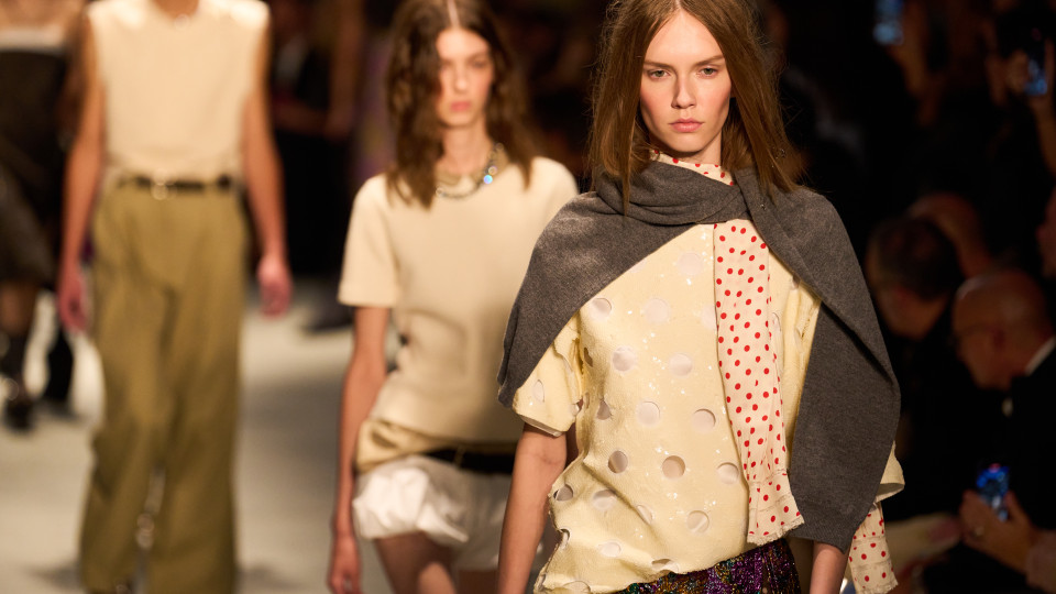 Бути охайною вже не модно: як естетика «messy girl» змінює тренди