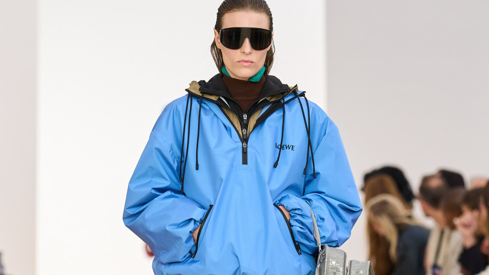 Куртка як у Гейлі Бібер — новий тренд верхнього одягу, що замінить тренчі