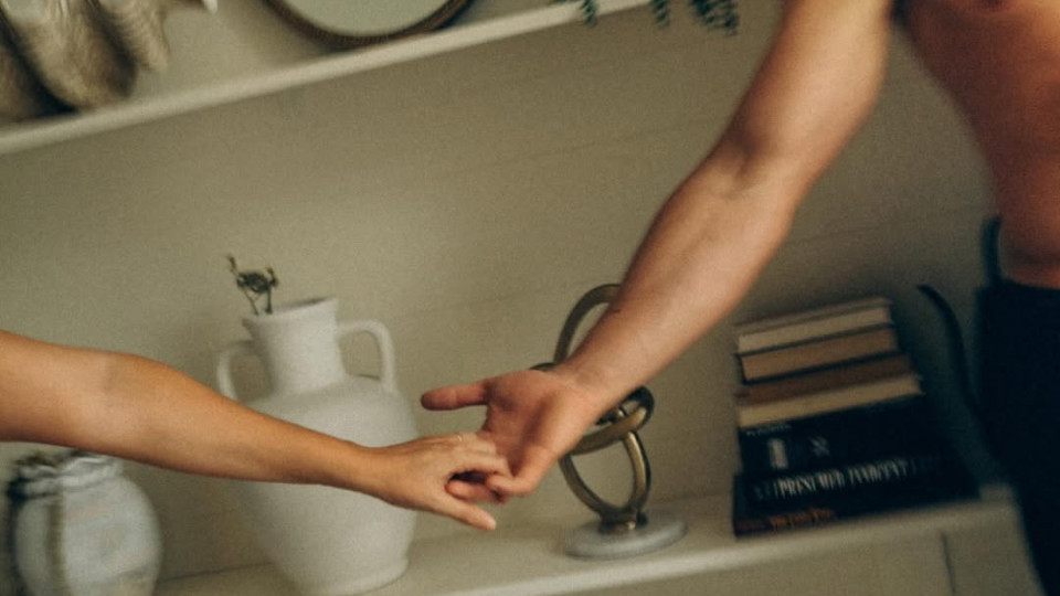 Як почати дивитися порно з партнером (і чому це вам обом потрібно)