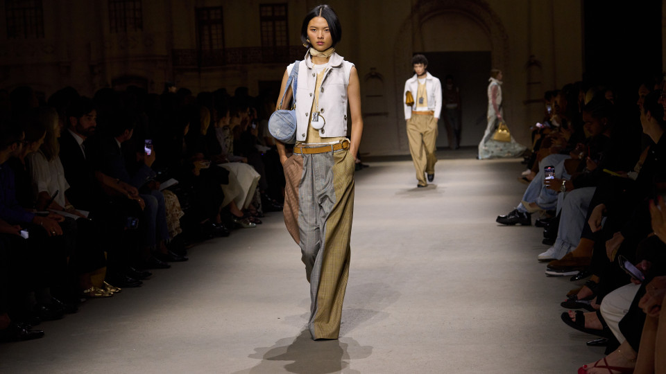 Добірка натхнення: 15 модних образів з базовими штанами, які варто приміряти цієї весни