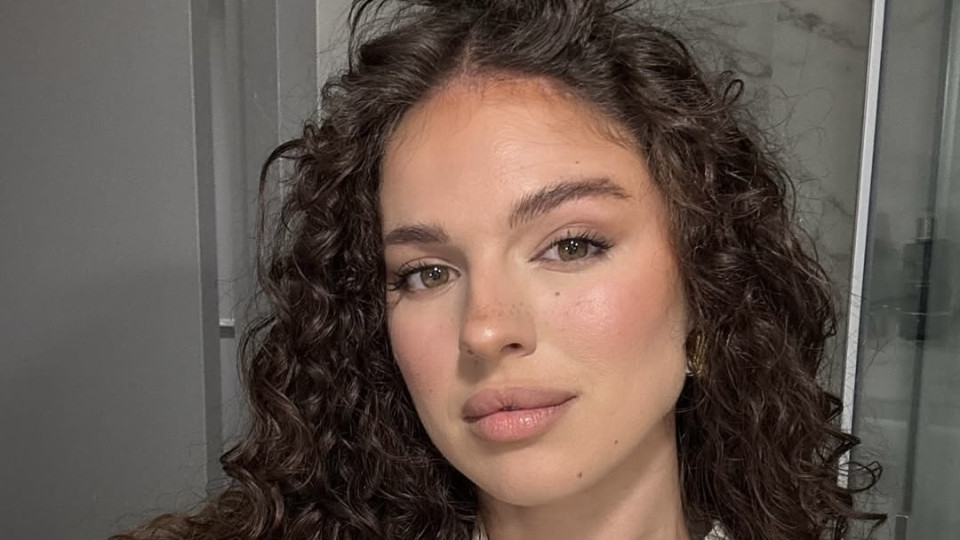 Як правильно сушити кучеряве волосся, щоб не пошкодити його: корисні beauty-хаки