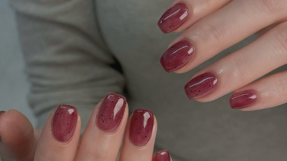 Осінній варіант манікюру jelly nails, який є трендом сезону 