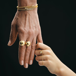 «У її руках — життя»: Guzema Fine Jewelry випустив кампейн до Дня матері