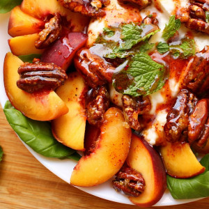 Смак літа: оригінальна варіація сезонного салату капрезе з персиком
