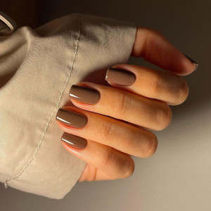 Mocha Mousse nails: трендові варіанти манікюру в головному кольорі 2025 року