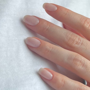 Clean girl nails: 10 свіжих ідей манікюру з мінімалістичною естетикою 