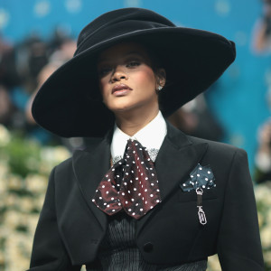 Головний образ Met Gala 2025: Ріанна оголосила про третю вагітність на балі Інституту костюма