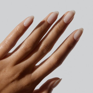 Coconut milk nails — трендовий нюд, який пасує кожній 