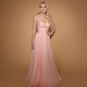 Pink glow: роздивляємося ніжний beauty-образ Ліндсі Лохан з прем’єри фільму «Ще одна шалена п’ятниця»