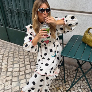 Як гармонійно додати polka dot у луки цієї осені