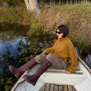 Неординарний спосіб носити штани із чоботами, який набирає популярності