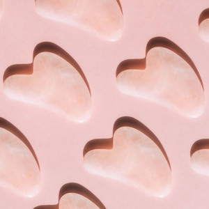 Чому масаж обличчя плиткою ґуа ша може провокувати висипи — і як цьому запобігти