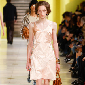 Як нічні сорочки стали новою базою для аутфітів на щодень