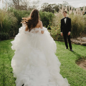 Розкішна весільна зачіска, з якою ти виглядатимеш як головна героїня романтичного фільму