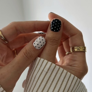 Елегантні ідеї чорно-білого манікюру на зиму-2026