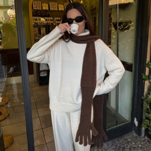 Саме такі шарфи обожнюють fashion-інфлюенсерки цього сезону