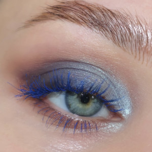 Ідеї макіяжу із синьою тушшю для вій, які «прокачають» твій мейк 