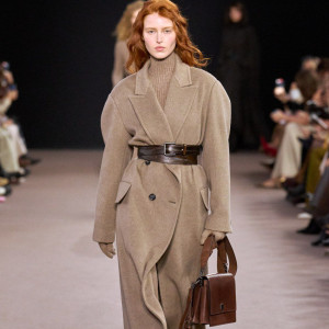 Як зберегти акцент на талії в теплих зимових луках 