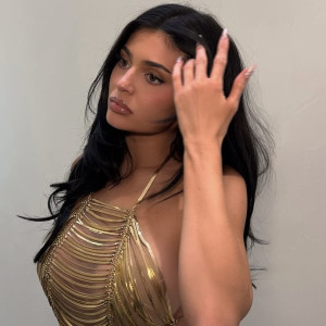 Shine bright: тренд манікюру, який обирають зірки в цьому сезоні