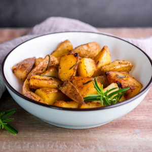  Хрустка та ароматна: рецепт найсмачнішої картоплі по-селянськи