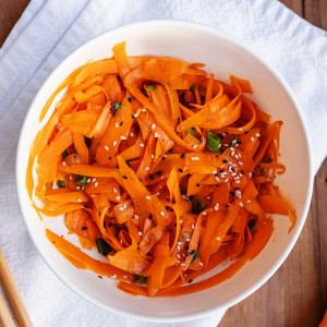 Новий б’юті-хіт TikTok: «ретиноловий» салат, який додає шкірі сяйва