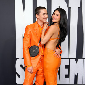 Парні образи й ніжні обійми: Кайлі Дженнер і Тімоті Шаламе спростували чутки про розрив на прем’єрі у Лос-Анджелесі