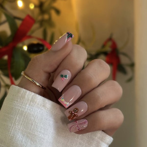 Трендові варіанти різдвяного і новорічного манікюру — 2026